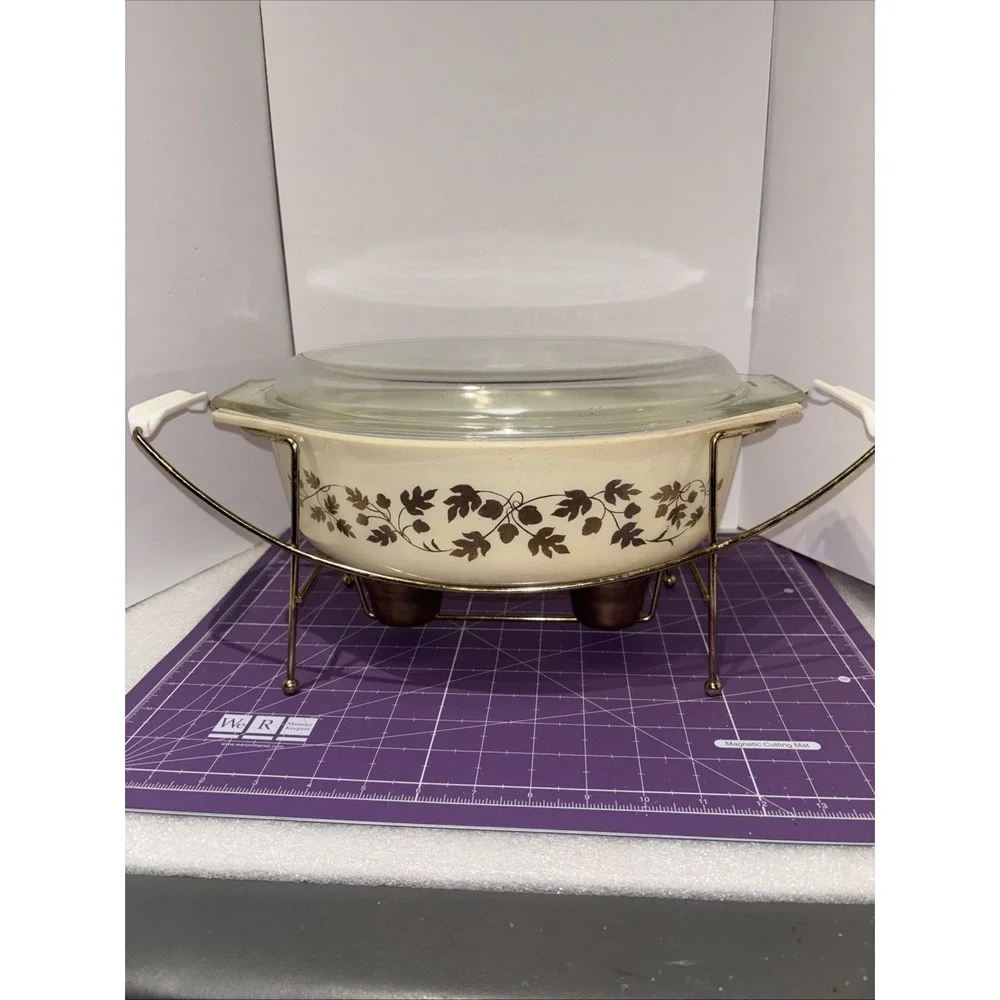 Pyrex Golden Acorn 2.5 Q Oval Casserole, 045 & Clear Lid W/ heating stand